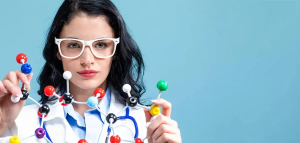 Cientista feminina com modelo de molécula — Fotografia de Stock
