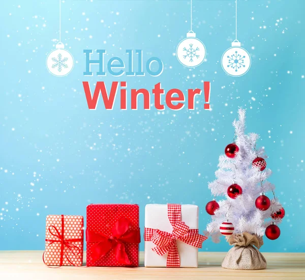 Hola mensaje de invierno con un árbol de Navidad y cajas de regalo — Foto de Stock