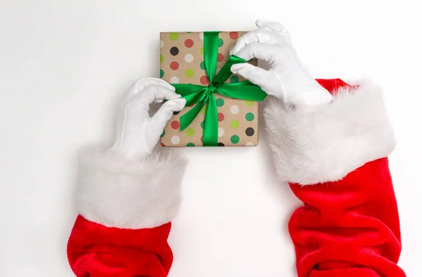 Weihnachtsmann macht ein Weihnachtsgeschenk — Stockfoto