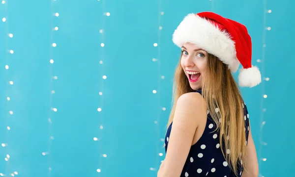 サンタの帽子をかぶった幸せな女性 — ストック写真
