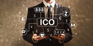 Bir tablet compu tutan işadamı ile cryptocurrency ICO Tema