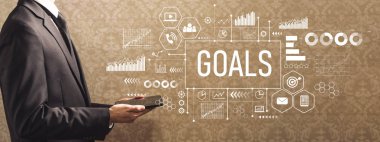 Bir tablet bilgisayar tutan işadamı ile gol 