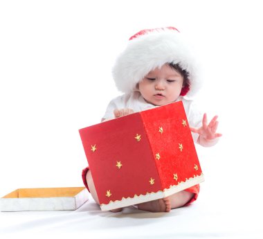 Bir Noel hediyesi kutusuyla Noel Baba şapkası ile erkek bebek