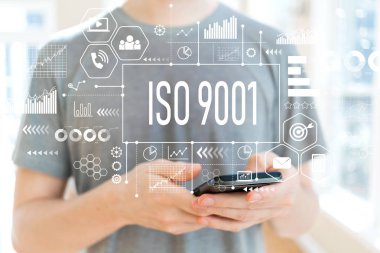ISO 9001 ile bir akıllı telefon kullanan adam