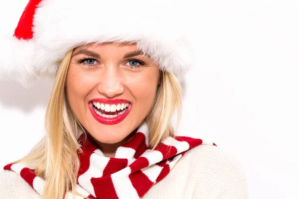 Giovane donna felice con cappello di Babbo Natale — Foto Stock