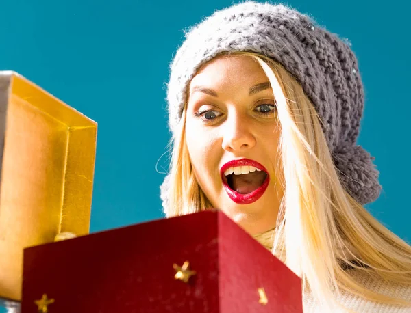 Felice giovane donna con scatola regalo di Natale — Foto Stock