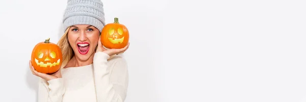 Mujer joven sosteniendo calabazas —  Fotos de Stock