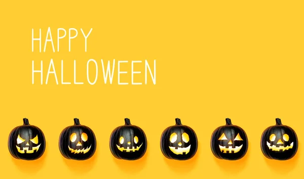 Mensagem de Halloween feliz com abóboras pretas — Fotografia de Stock