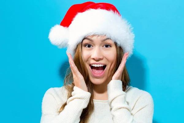 Szczęśliwa młoda kobieta z Santa hat — Zdjęcie stockowe