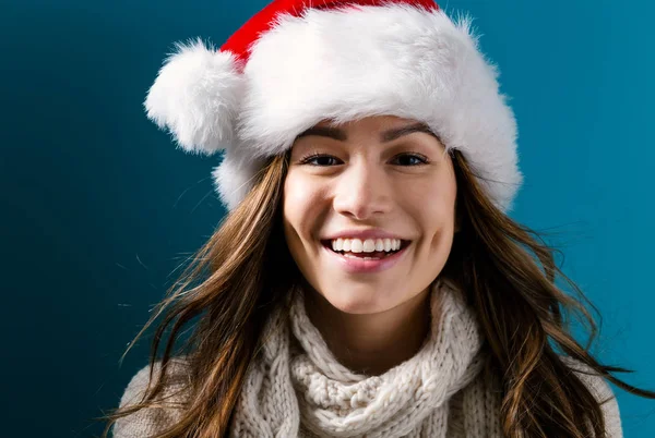 サンタの帽子を持つ幸せな若い女性 — ストック写真