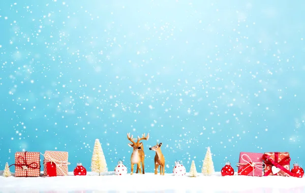 Reindeer and Christmas gift — Stock Photo, Image