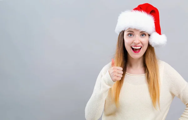 Mulher feliz com um chapéu de Pai Natal — Fotografia de Stock