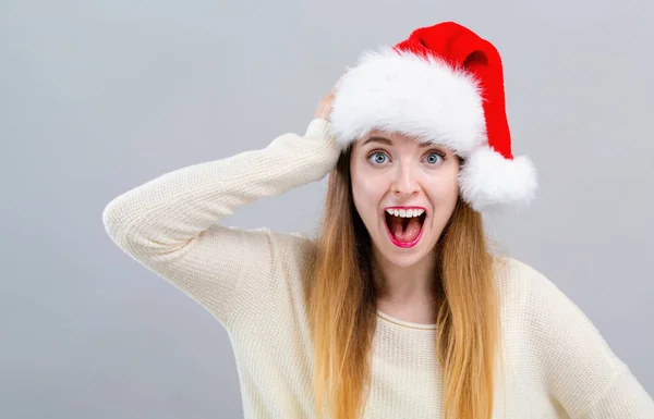 Junge Frau mit Weihnachtsmütze macht einen Fehler — Stockfoto