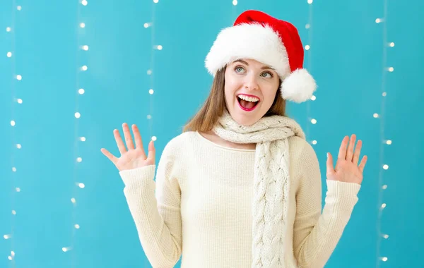 Donna felice con un cappello da Babbo Natale — Foto Stock