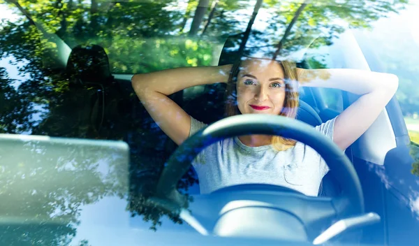 Jovem mulher em um carro de auto-condução — Fotografia de Stock