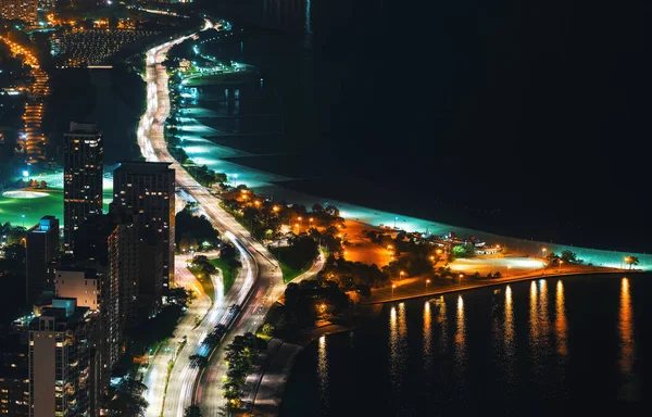 Chicago ruas ao longo do Lago Michigan à noite — Fotografia de Stock