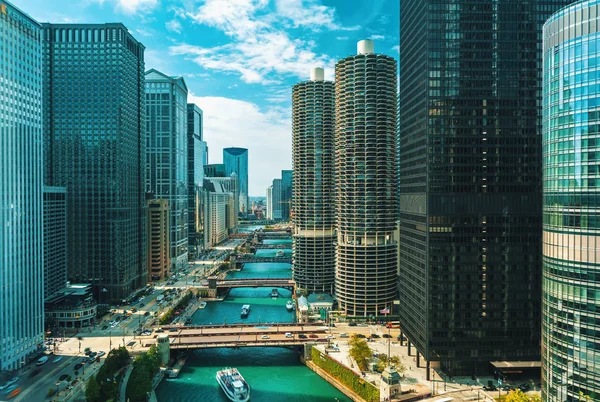 Fiume Chicago con barche e traffico — Foto Stock