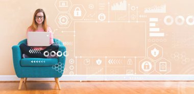 Dizüstü bilgisayar kullanan genç kadın ile siber güvenlik