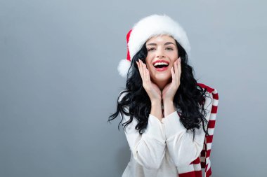 Noel Baba şapkalı mutlu kadın.