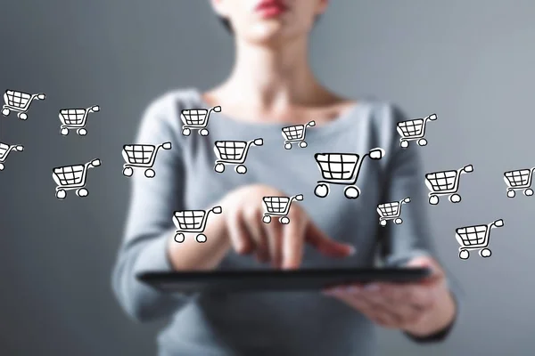 Online vásárlás nő használ egy tabletta — Stock Fotó