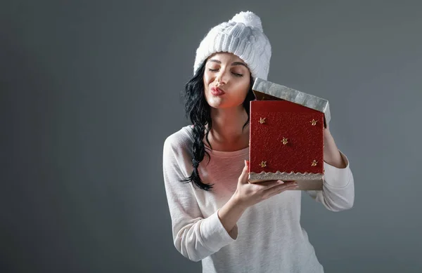 Genç kadın bir Noel hediyesi kutusunu açma — Stok fotoğraf
