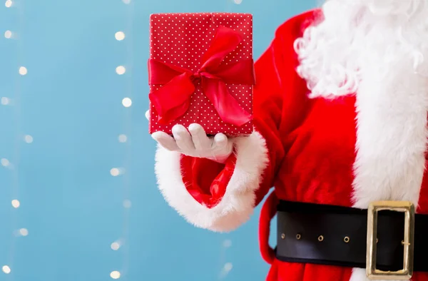 Санта держит рождественский подарок — стоковое фото