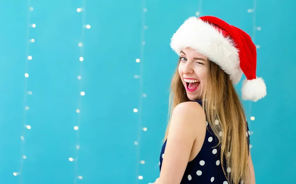 Gelukkig vrouw met een kerstman hoed — Stockfoto