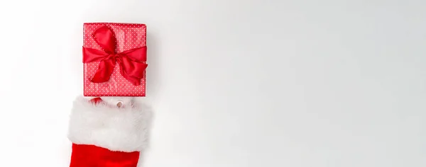 Bir Noel Hediyesi Beyaz Bir Arka Plan Üzerinde Tutarak Santa — Stok fotoğraf