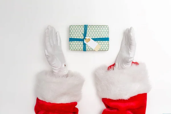 Santa segurando um presente de Natal — Fotografia de Stock