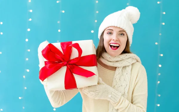 Mujer joven sosteniendo una caja de regalo —  Fotos de Stock