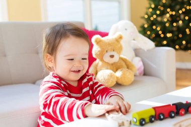 Noel'de oynarken yürümeye başlayan çocuk