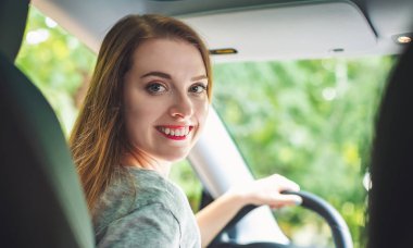 Yeni bir araba mutlu genç kadın