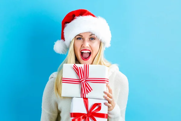 Jovem segurando presentes de Natal — Fotografia de Stock