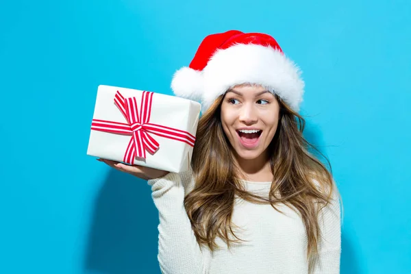 Mujer joven sosteniendo un regalo de Navidad — Foto de Stock