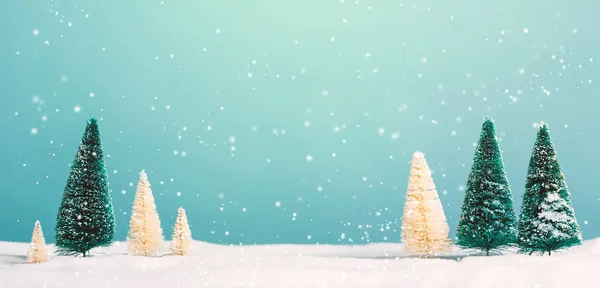 Malé zelené a bílé vánoční stromky — Stock fotografie