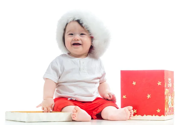 Bébé garçon avec une boîte cadeau de Noël — Photo