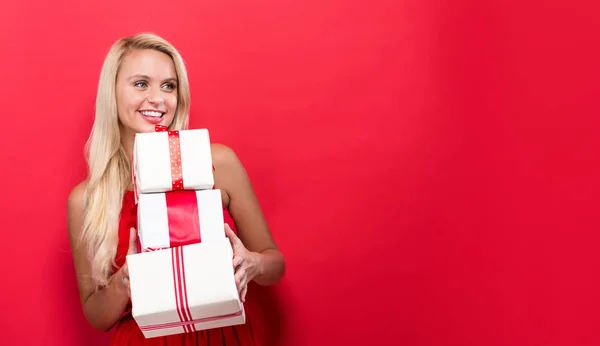 Gelukkig jongedame, houden geschenkdozen — Stockfoto