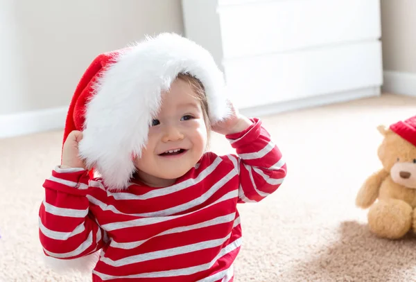 Tout-petit garçon avec un chapeau de Père Noël au moment de Noël — Photo