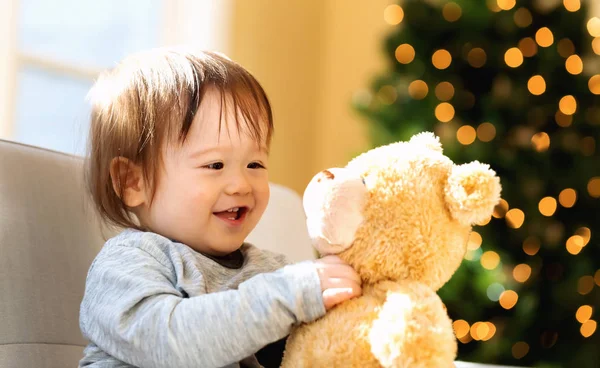 Счастливый мальчик играет на Рождество — стоковое фото