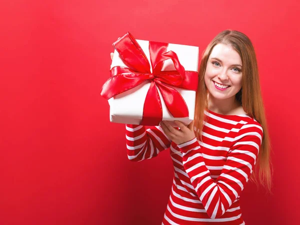 Felice giovane donna in possesso di una scatola regalo — Foto Stock