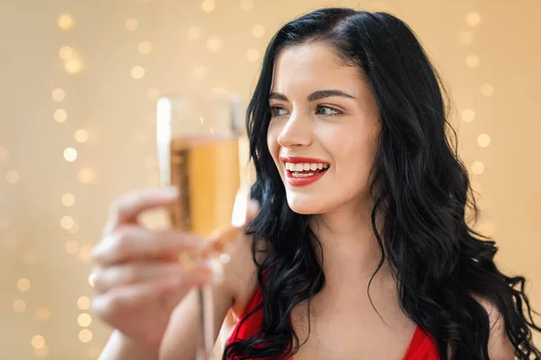 Bir şampanya flüt tutan genç kadın — Stok fotoğraf