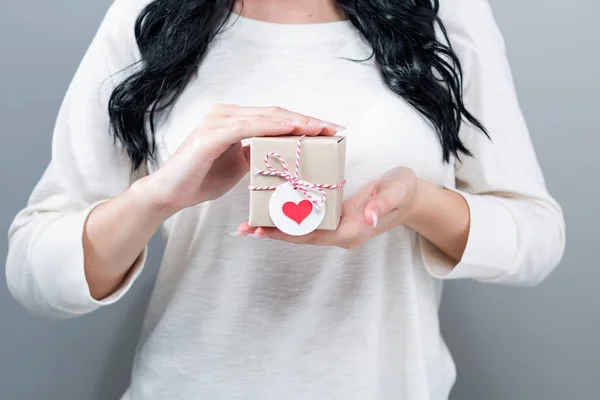 Donna con una confezione regalo — Foto Stock