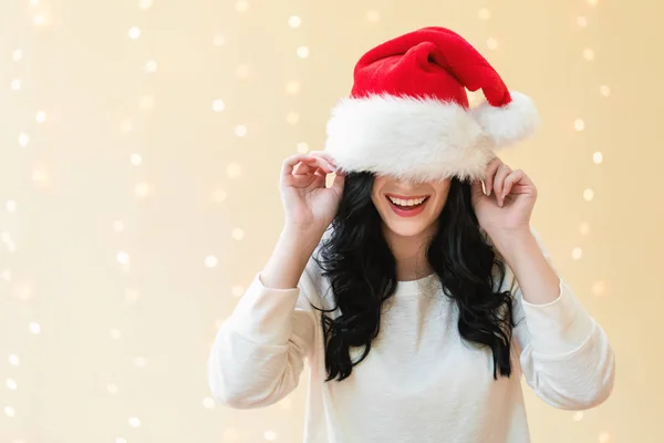Mujer con un sombrero de Papá Noel tiró sobre sus ojos — Foto de Stock