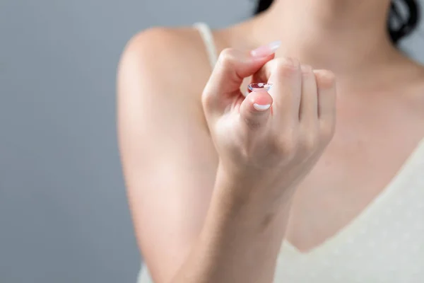 Jonge vrouw met contactlenzen — Stockfoto