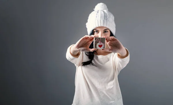 Jovem mulher segurando uma caixa de presente — Fotografia de Stock