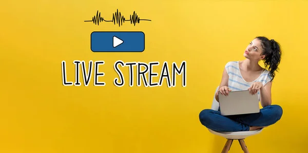 Live Streaming Con Giovane Donna Utilizzando Computer Portatile — Foto Stock