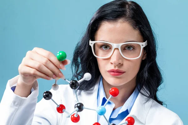 Γυναίκα επιστήμονας με μοντέλο μόριο — Φωτογραφία Αρχείου