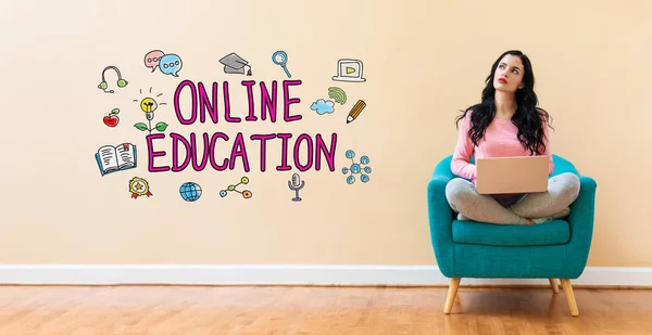 Pendidikan online dengan wanita menggunakan laptop — Stok Foto
