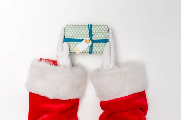 Santa segurando um presente de Natal — Fotografia de Stock