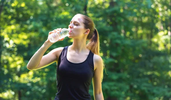 Bir su şişesi olan kadın — Stok fotoğraf